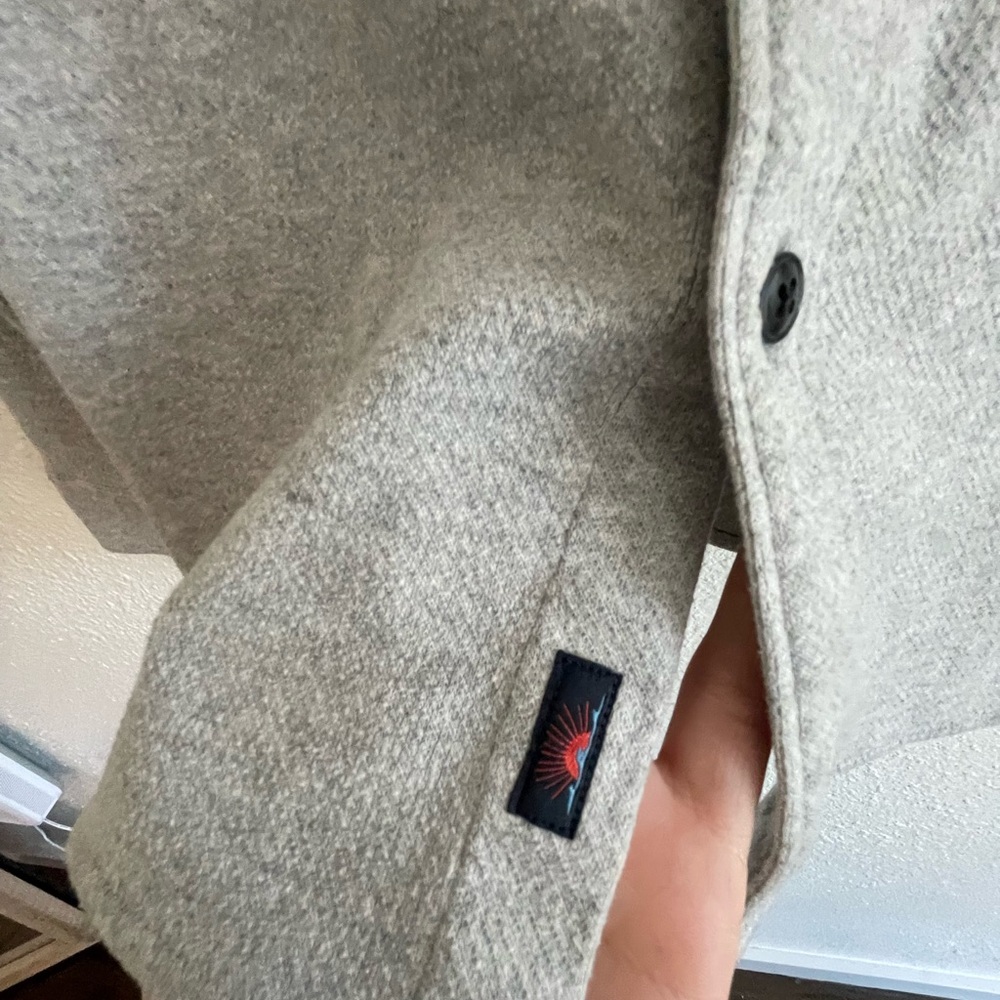 TWO Faherty Legend sweater shirts in grey twill and olive - Picture 9 of 16